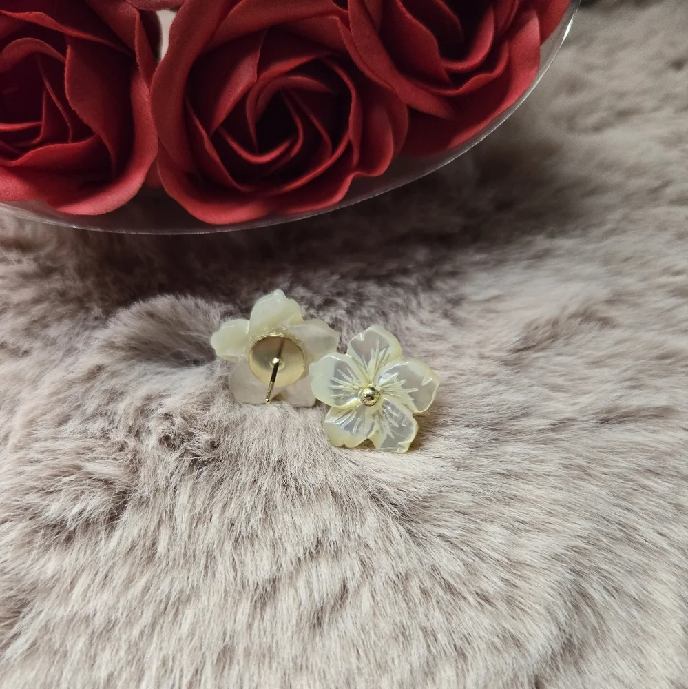 Carved Mother of Pearl Flower studs - Picture 2 of 3
